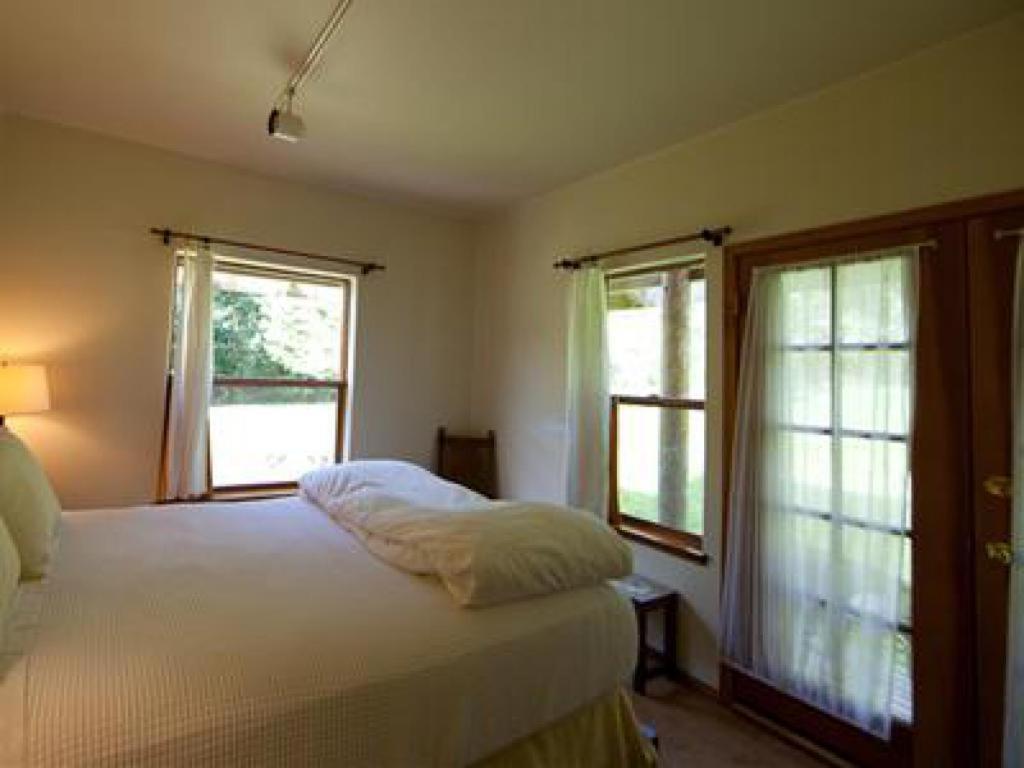 Отель Nettles Farm Lummi Island Экстерьер фото
